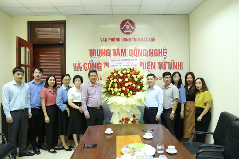 Văn phòng UBND tỉnh chúc mừng Trung tâm Công nghệ và Cổng thông tin điện tử tỉnh nhân kỷ niệm 99 năm Ngày Báo chí cách mạng Việt Nam